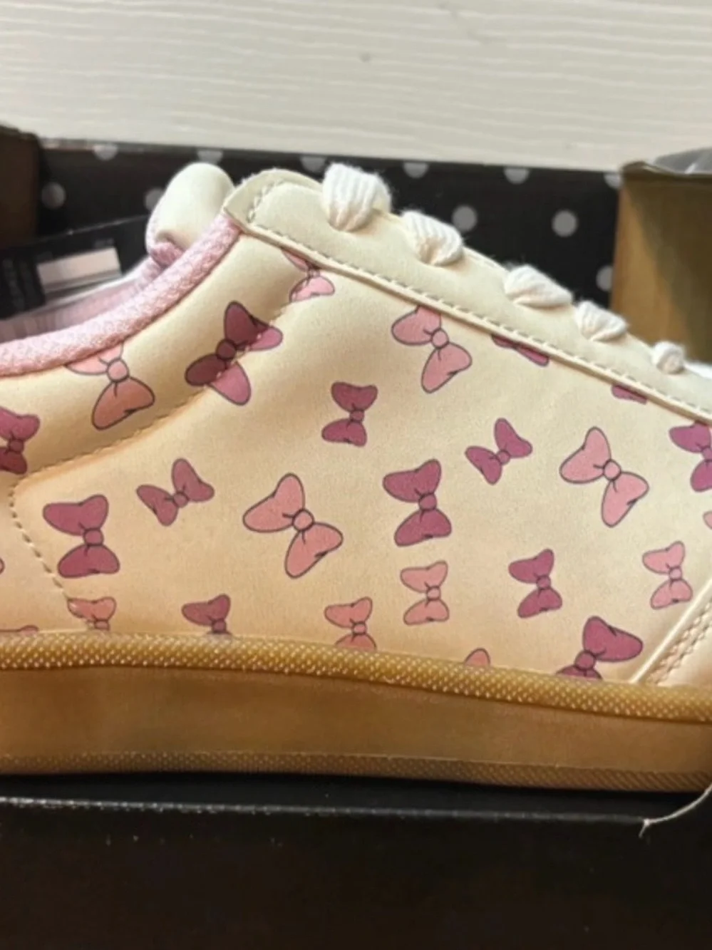 Woman’s Disney Cream Sneakers with Pink Bow Print